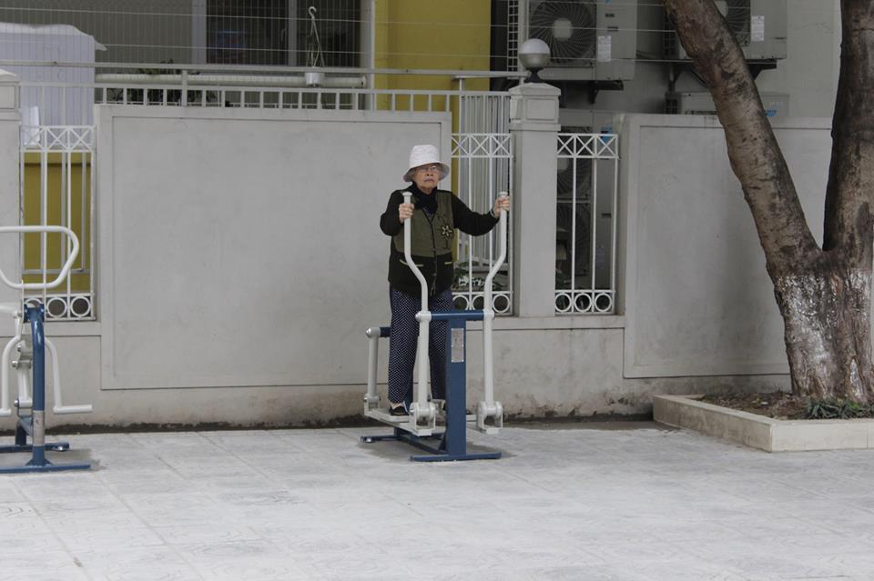 Rèn luyện sức khỏe với dụng cụ thể thao ngoài trời