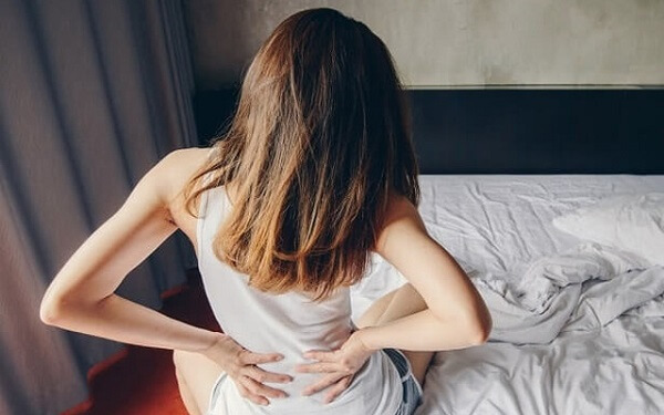 Massage giảm đau phía sau lưng bên trái