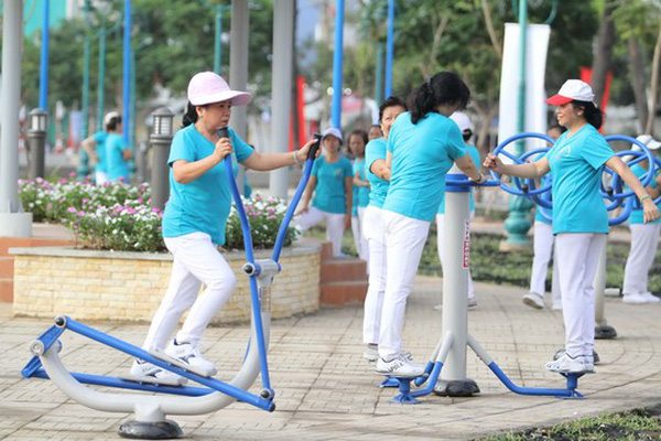Rèn luyện sức khỏe cùng thiết bị ngoài trời